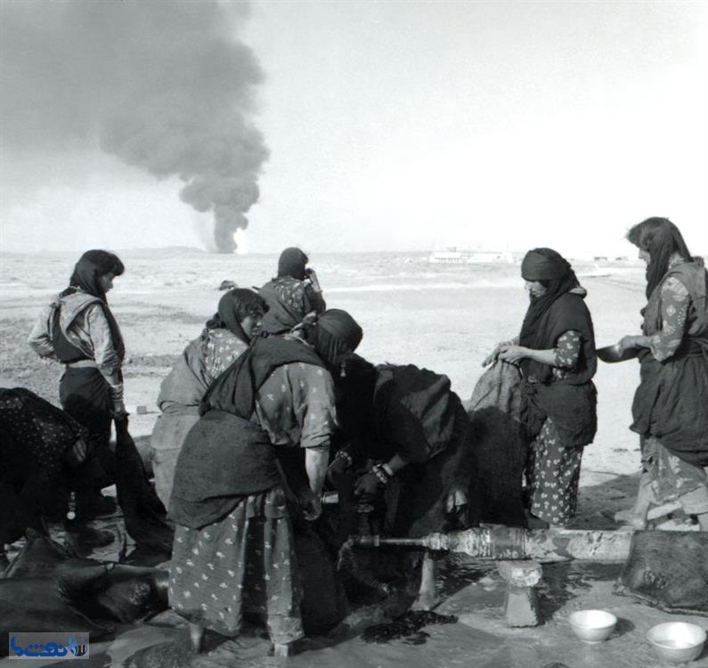 تاریخ و نفت / وقتی زنان از سرچشمه نفت می آوردند+عکس