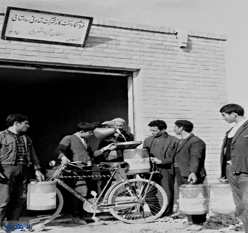 عکس / فروش گازوییل در بشکه های ایرانول در سال ۱۳۴۷